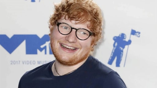 Ed Sheeran moedigt (sport)vrouw Cherry aan bij het hockeyveld