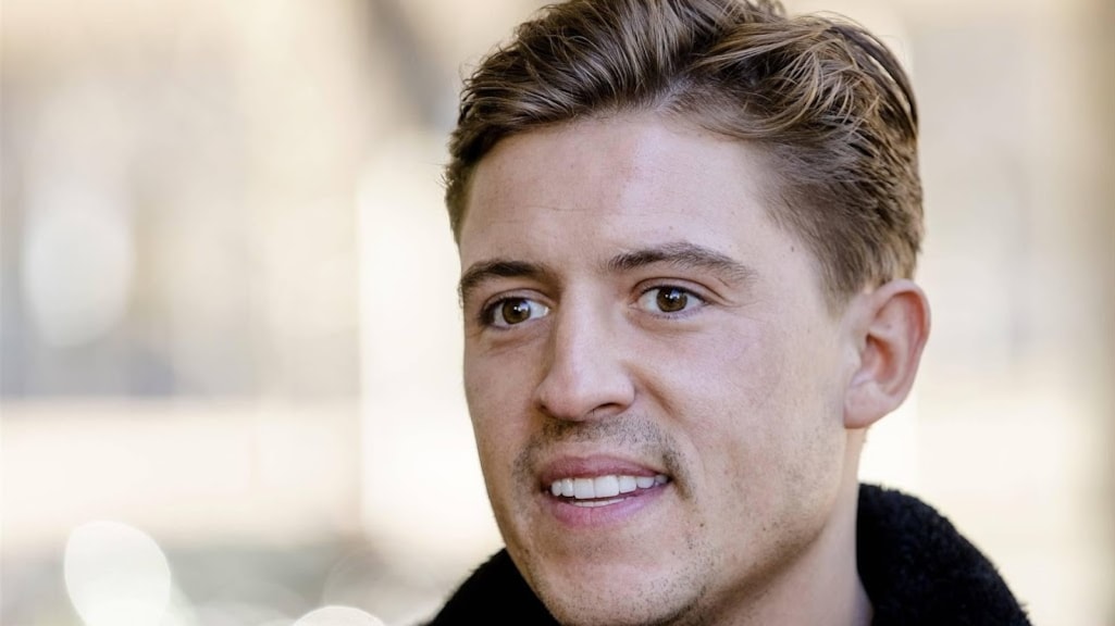 Lil Kleine pronkt met tattoos ter ere van vriendin Anna en zoontje Lío