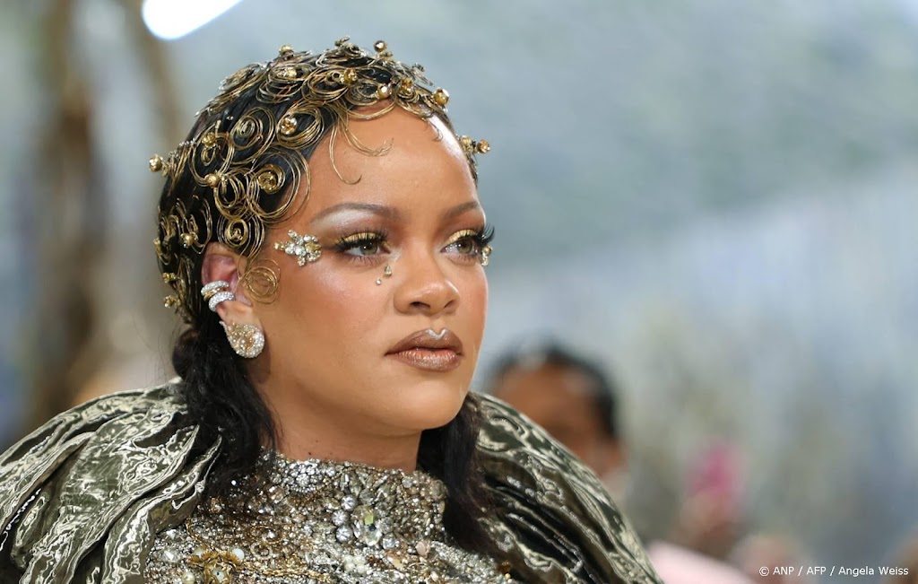 Rihanna laat nieuwe tatoeage ontwerpen door haar kinderen