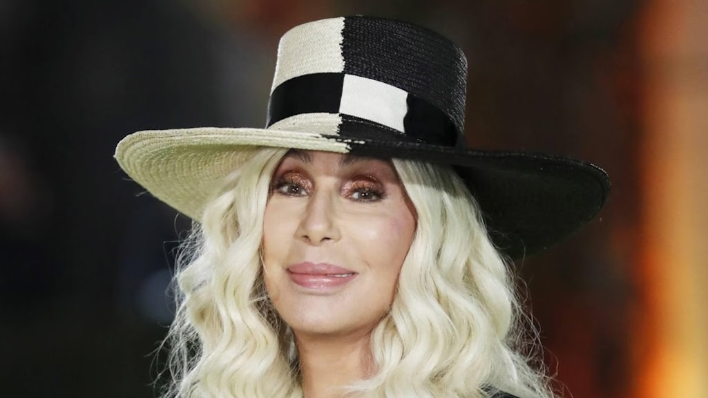 Cher lanceert speciale pride-collectie met Versace