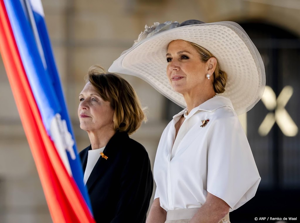 Máxima kiest voor grote witte hoed bij ontvangst b