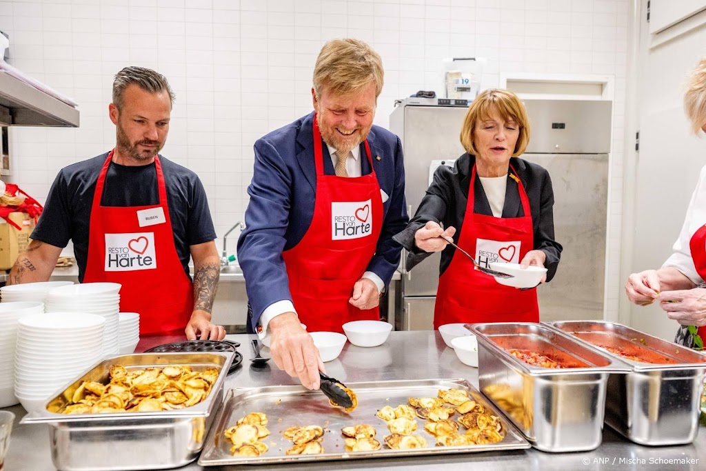 Koning helpt spontaan een handje mee in keuken buurtrestaura