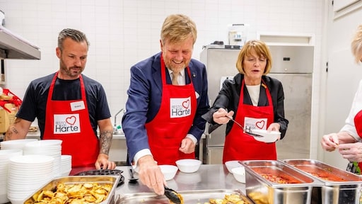 Koning helpt spontaan een handje mee in keuken buurtrestaurant