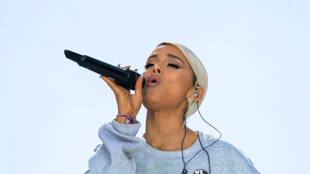 Ariana Grande steunt Justin Bieber