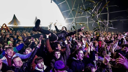 Duizenden fans in stadions en bij Formule 1, festivalbranche woest