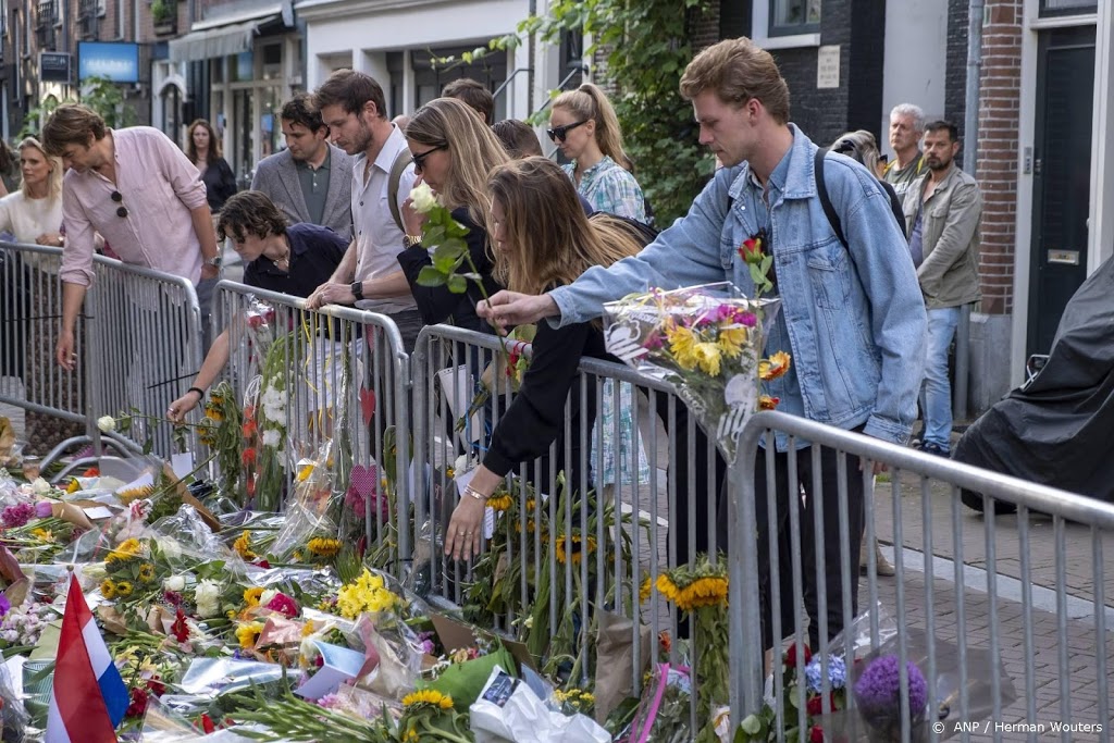 Bloemenzee bij plek aanslag Peter R. de Vries blijft groeien