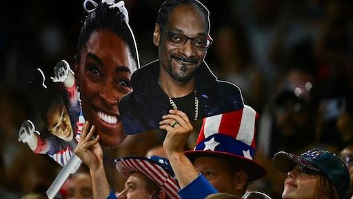 Snoop Dogg geeft jarige vader Simone Biles gouden ketting