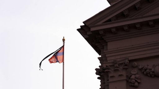 Koningshuis hijst rouwwimpels voor koning Harald