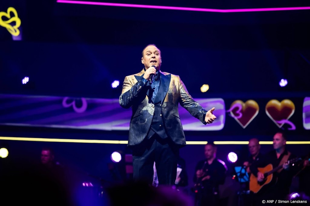 Frans Bauer emotioneel over verhuizing moeder naar tehuis  