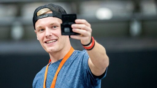 Enzo Knol beboet voor bellen achter het stuur