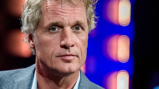 Matthijs van Nieuwkerk feliciteert Jeroen Pauw met bosje bloemen