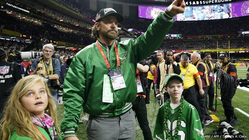 Bradley Cooper dolblij met zege Philadelphia Eagles bij Super Bowl