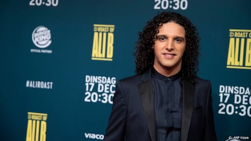 Ali B deelt 150.000 bloemen uit aan eenzame ouderen