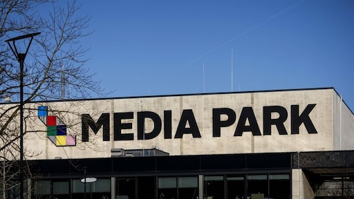 Honderden omroepmedewerkers protesteren tegen bezuinigingen