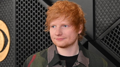 Ed Sheeran schittert op Barça-shirt met albumnaam Play