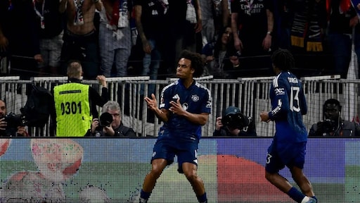 Zirkzee scoort Manchester United in Lyon in een gelijkspel