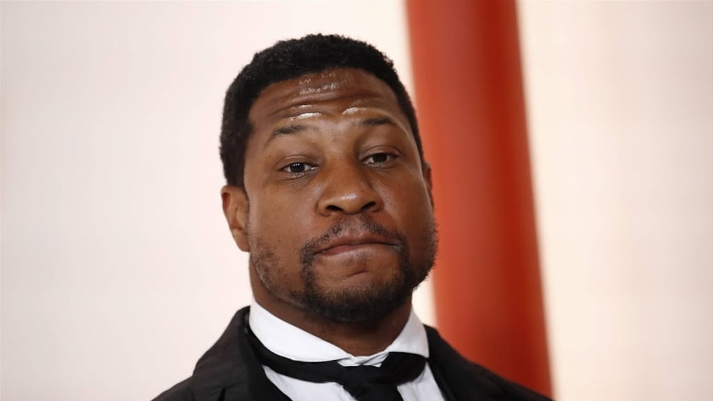 Jonathan Majors via online verbinding aanwezig op zitting in mishandelingszaak