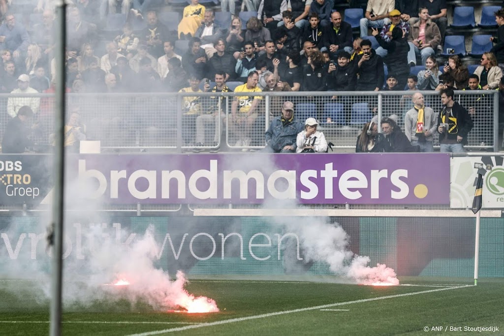 Duel NAC Breda - sc Heerenveen tijdelijk stilgelegd door vuurwerk
