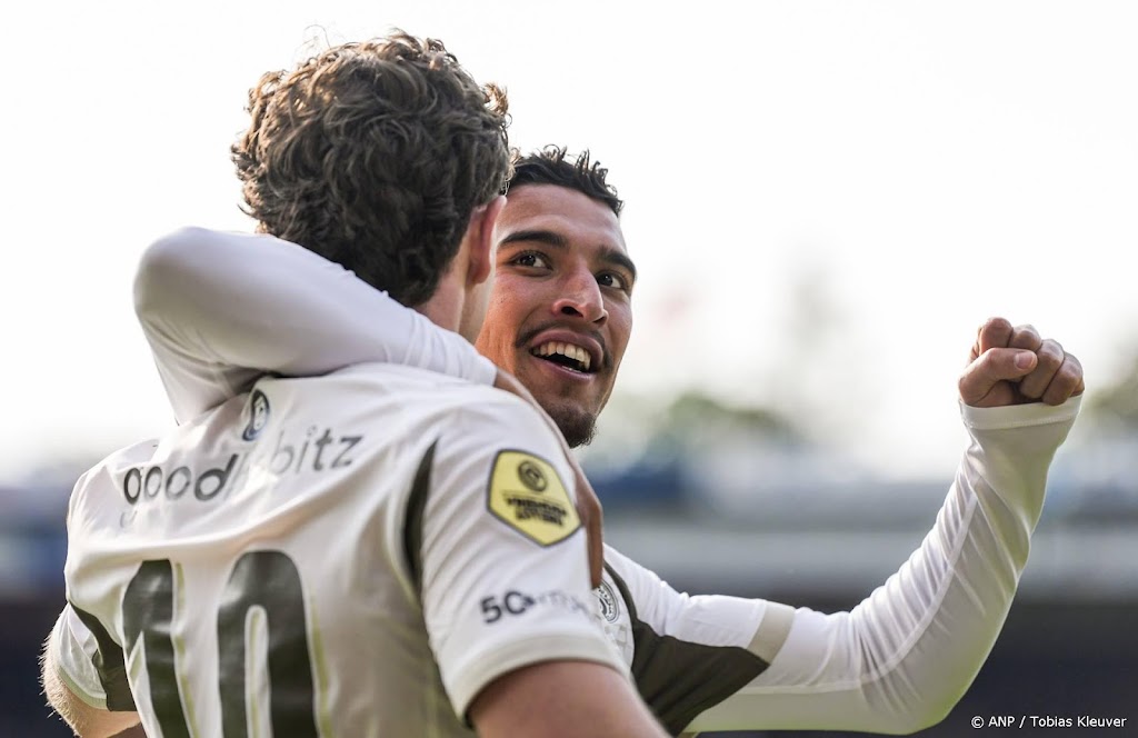 Perisic leidt PSV met twee doelpunten langs Go Ahead Eagles