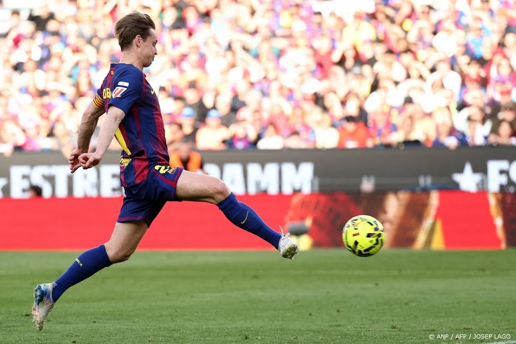 De Jong kampioen met FC Barcelona na zege op Real Madrid