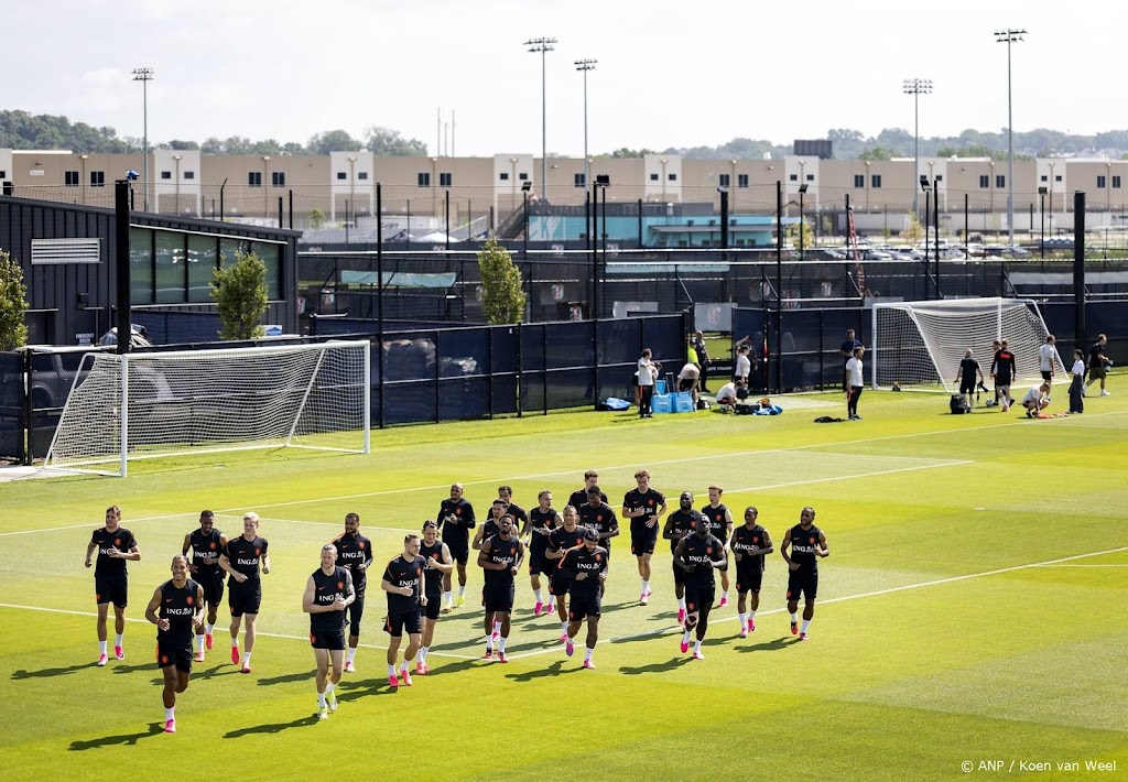 Oranje traint voor 1500 enthousiaste fans voor WK-duel met J