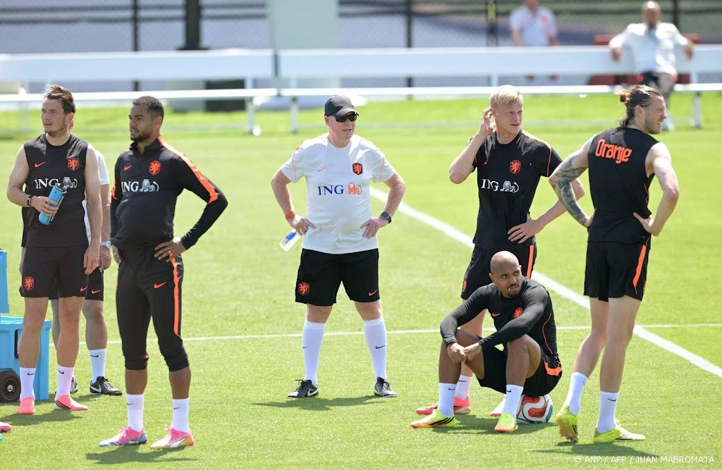 Koeman weet met welke basisploeg hij tegen Japan s