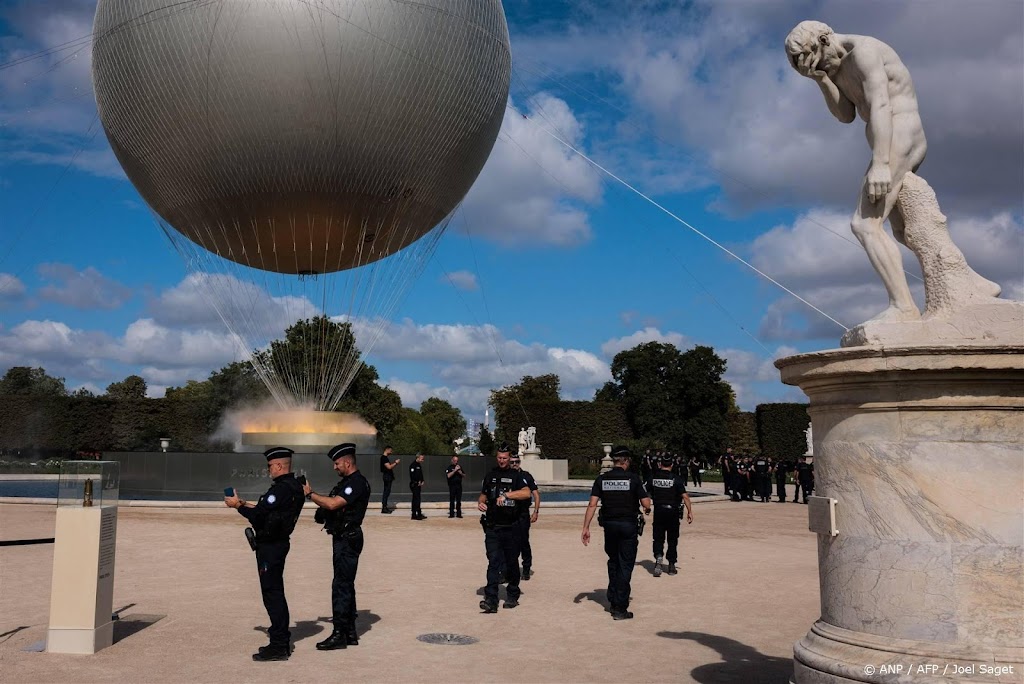 Op elke hoek van de straat bewaken agenten marathon Parijs
