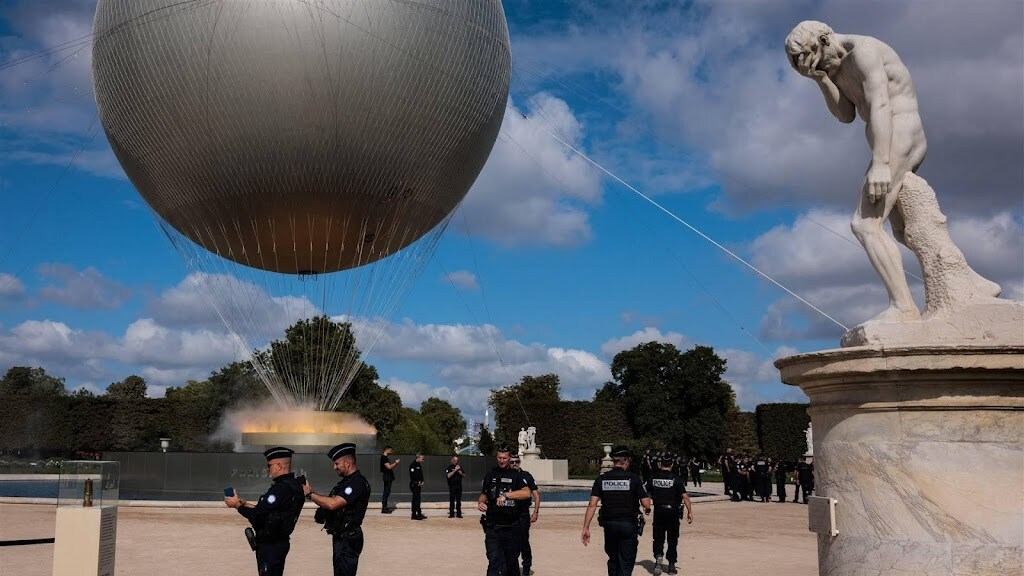 Op elke hoek van de straat bewaken agenten marathon Parijs
