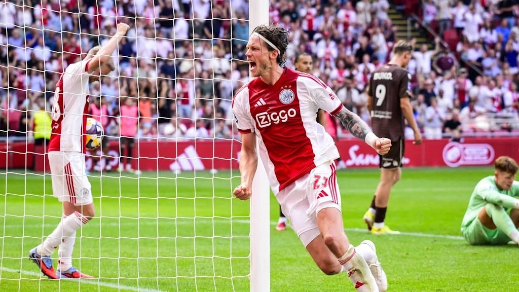 Wout Weghorst helpt Ajax aan zege op gepromoveerd Telstar