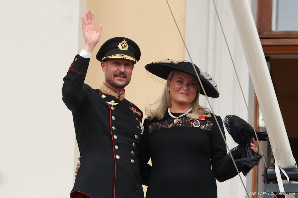 Koning Haakon begint regeerperiode grotendeels alleen