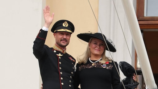 Koning Haakon begint regeerperiode grotendeels alleen