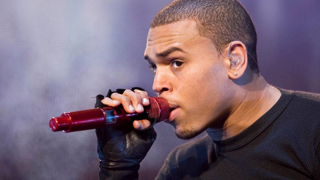 Chris Brown aangeklaagd door kostuumontwerper