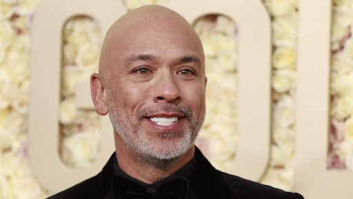 Jo Koy zegt sorry voor afvallen schrijvers tijdens Golden Globes