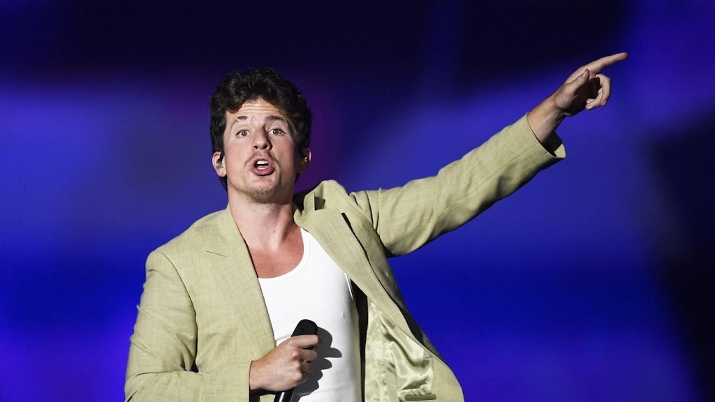 Charlie Puth smeekt Ye te stoppen met verkoop hakenkruisshirts