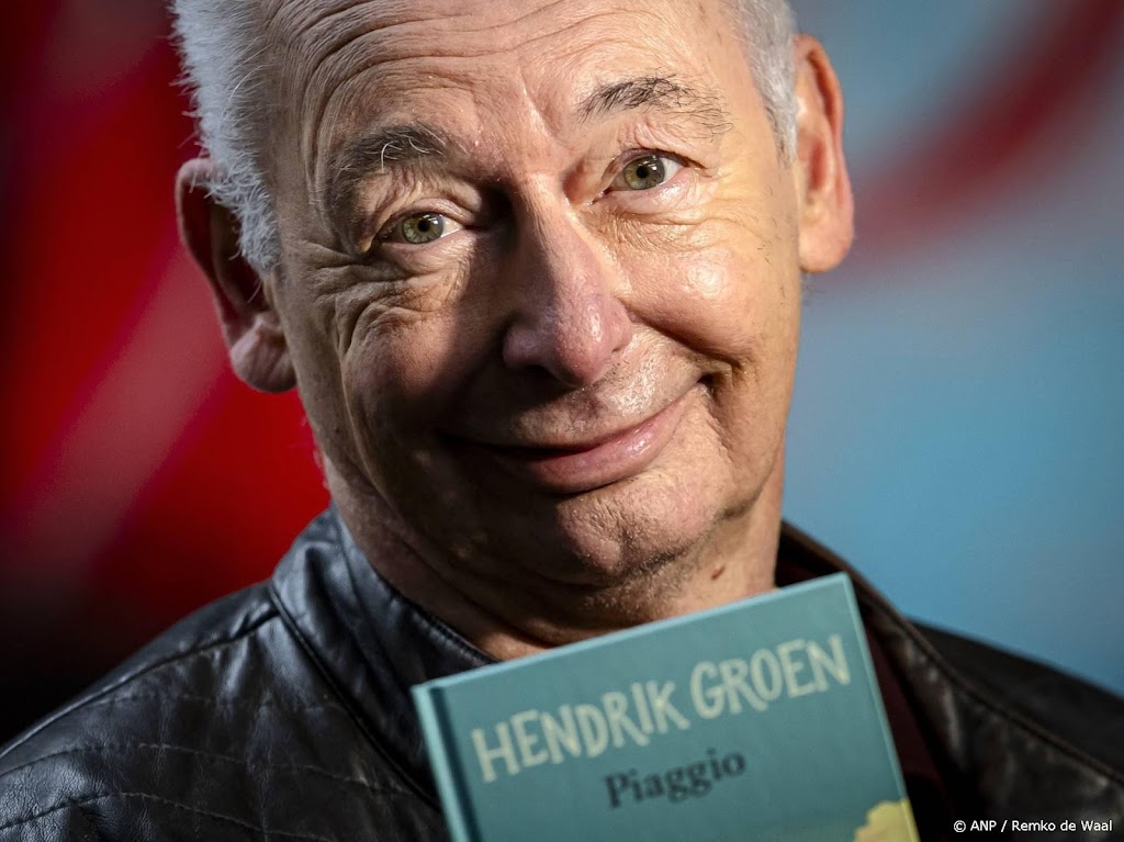Auteur Hendrik Groen schrijft Boekenweekgeschenk Piaggio