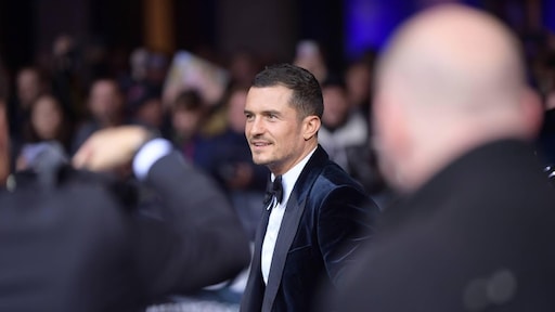 Orlando Bloom onder vuur door hond in tas