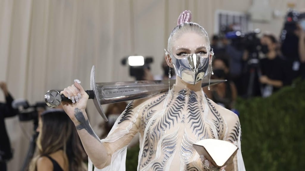 Grimes na breuk Elon Musk aan het daten met WikiLeaks-klokkenluider