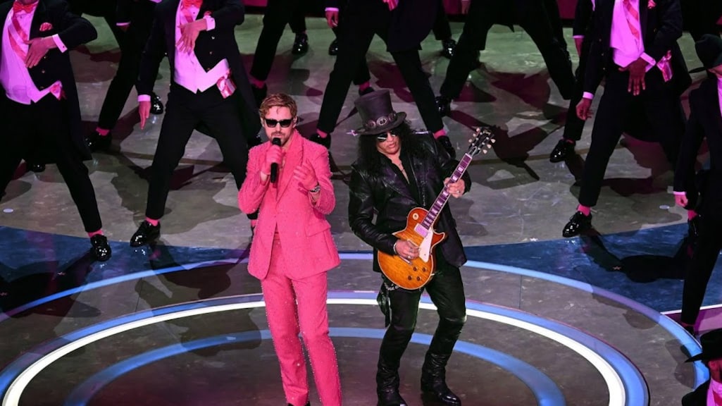 Ryan Gosling op podium met Slash voor Barbie-lied I'm Just Ken