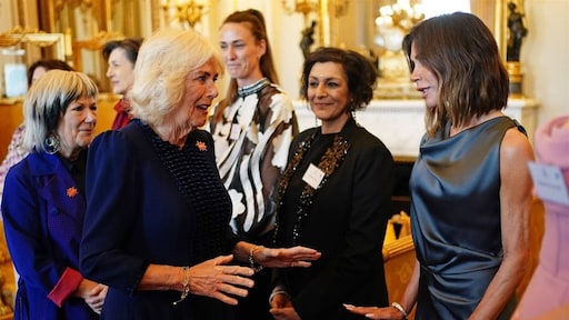 Koningin Camilla spreekt met Victoria Beckham over gendergelijkheid