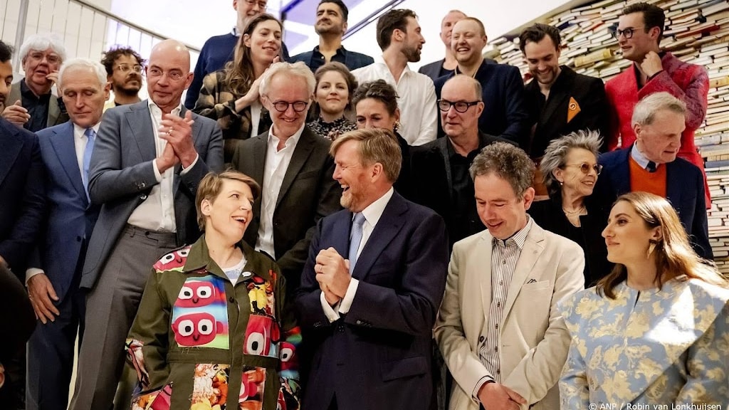 Jubileumeditie Boekenweek van start met groepsfoto koning Willem-Alexander