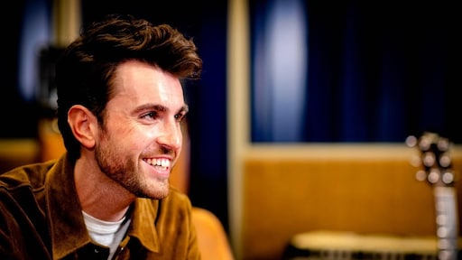Duncan Laurence viert verjaardag met 'Arcake'
