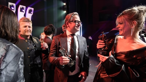 Guus Meeuwis wikkelt met oeuvreprijs 'gouden strik' om liedjes