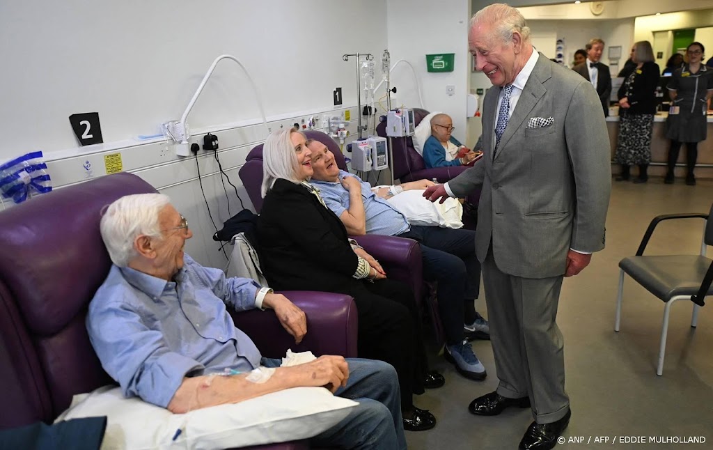 Charles bezoekt kankercentrum in Londens ziekenhuis