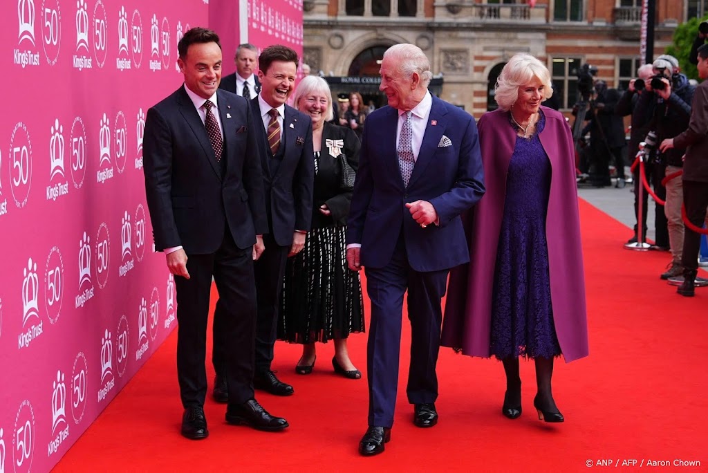 Charles en Camilla vieren 50 jaar King's Trust met beroemdheden