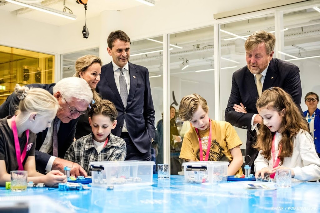 Willem-Alexander bezoekt ASML-campus met Duitse bondspreside