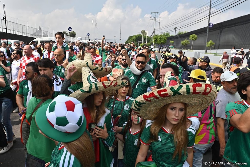 Tienduizenden Mexicaanse fans vroeg bij stadion voor opening