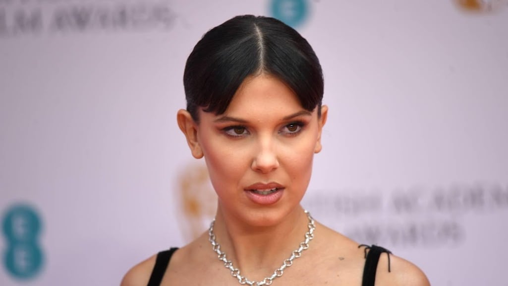 Lof voor Millie Bobby Brown na make-uploze verschijning mét pimple patch