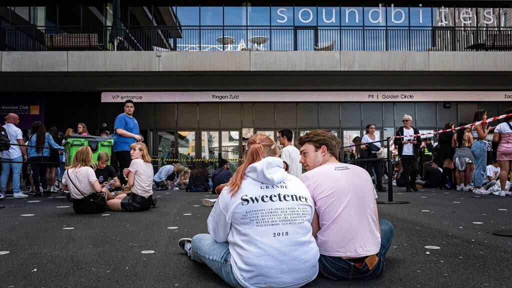 Diehard fans Ariana Grande trotseren de regen