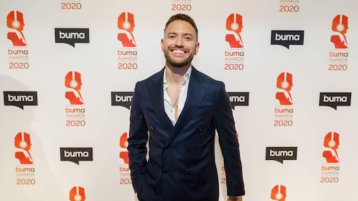 Wesley Sneijder verrast Rolf Sanchez met gouden plaat