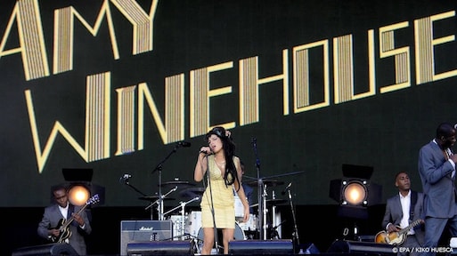 Band Amy Winehouse viert 40e verjaardag van zangeres met concert